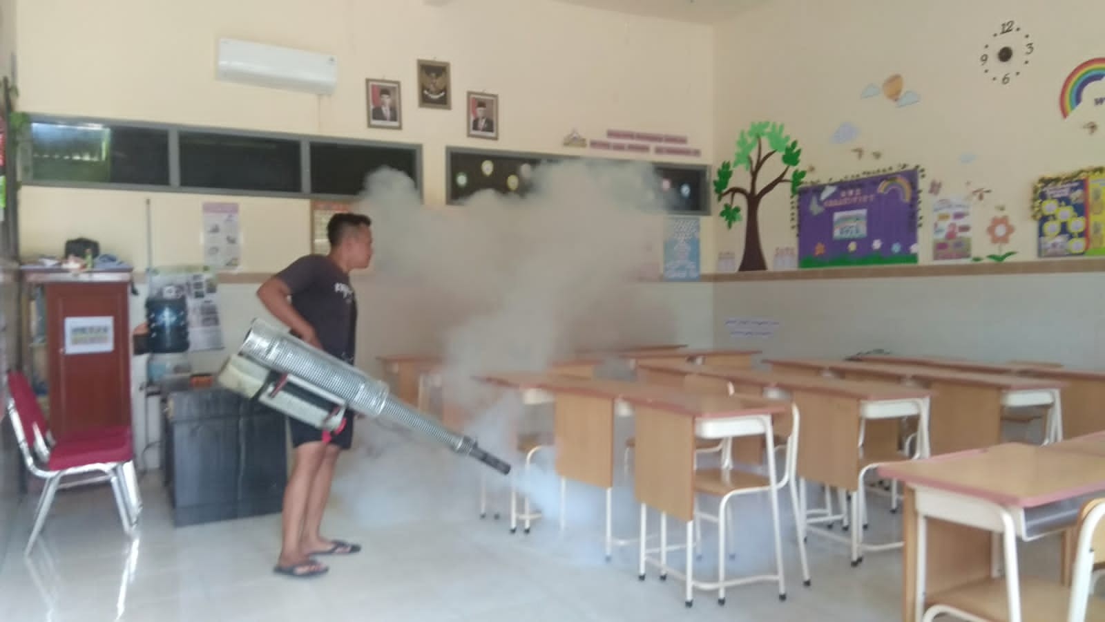 Pelaksanaan Fogging di SD Integral Luqman Al-Hakim Sumenep