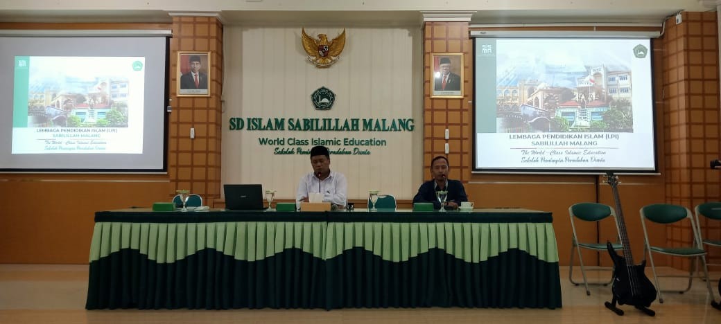 Managemen dan Tim Bahasa Inggris SDI LH Sumenep Studi Banding ke SDI Sabilillah Malang