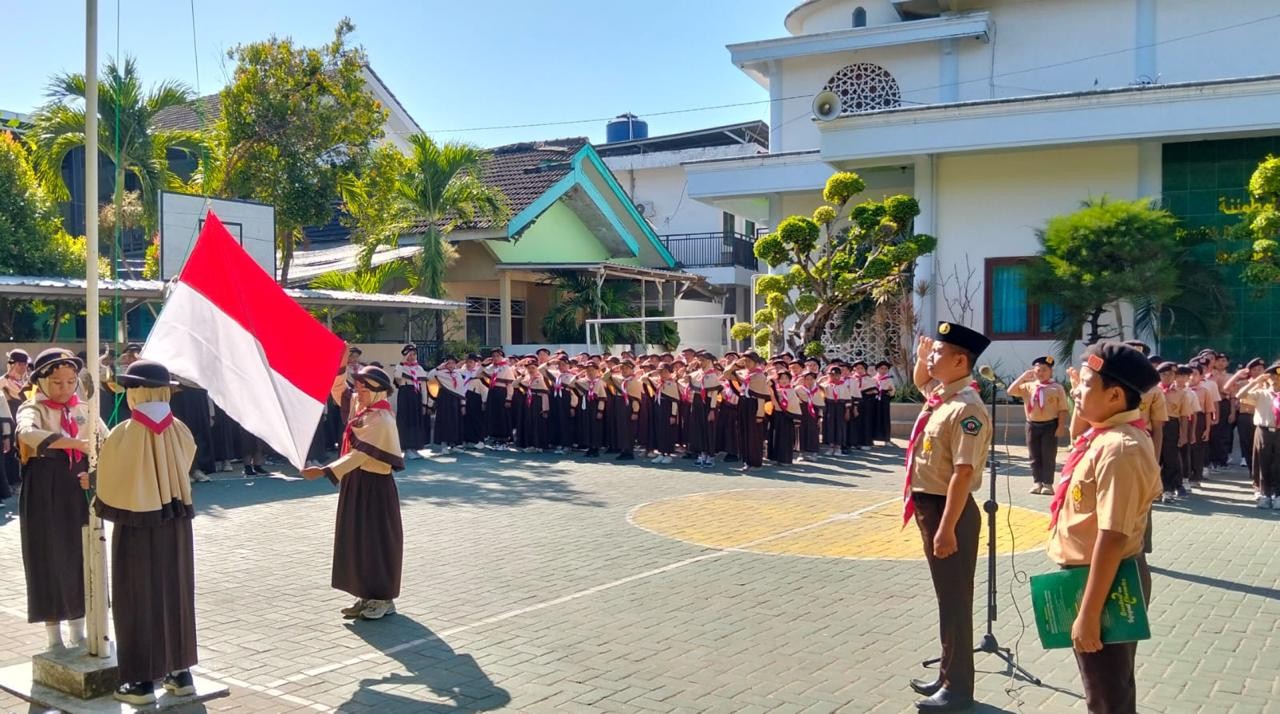 SD Integral Luqman Al Hakim Sumenep Gelar Upacara Peringatan Hari Pramuka ke-64