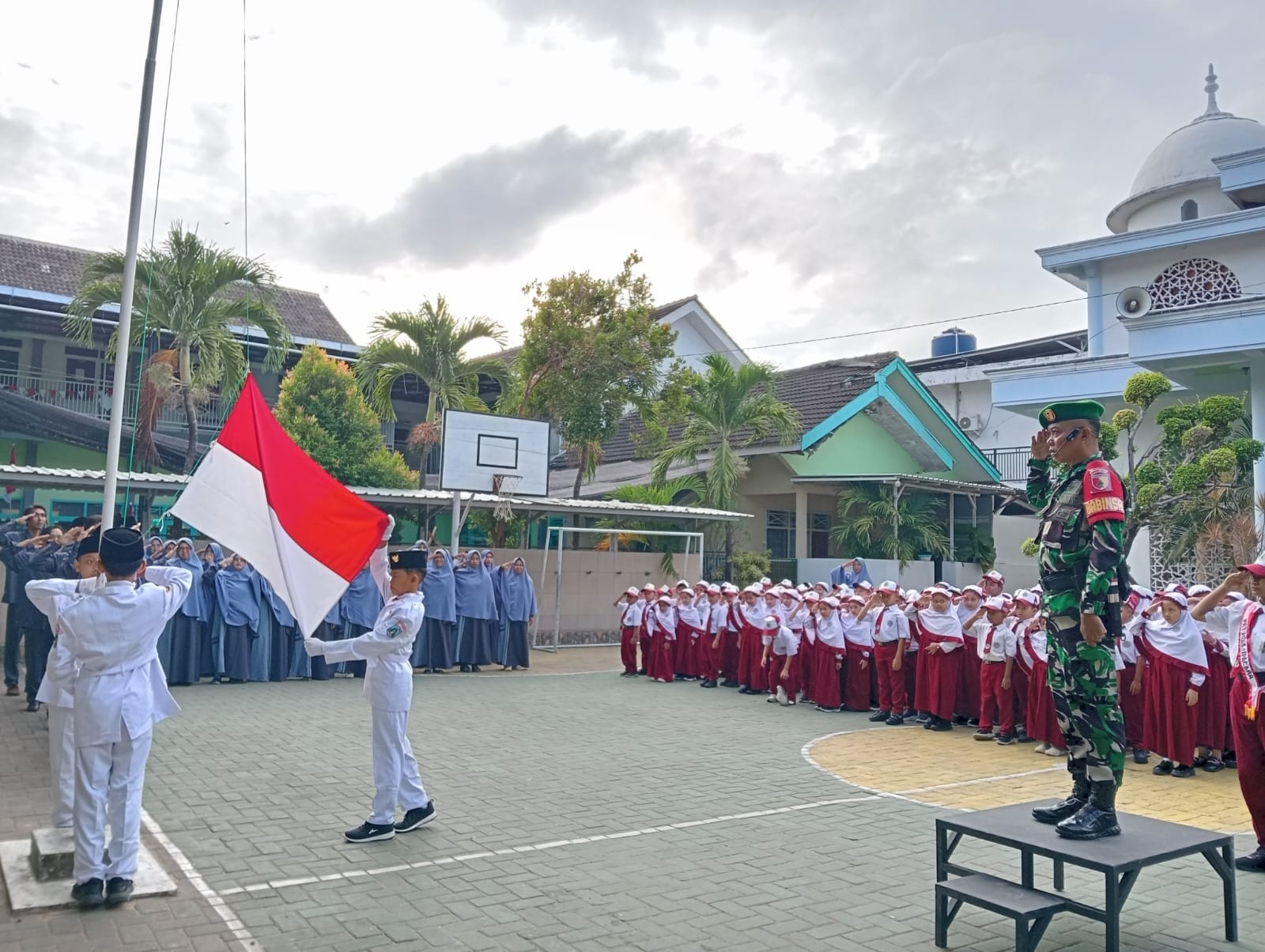 SD Integral Luqman Al-Hakim Sumenep Gelar Upacara HUT ke-80 Republik Indonesia